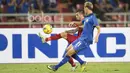 Pemain Timnas Indonesia, Stefano Lilipaly berduel dengan pemain Thailand pada laga Final leg kedua Piala AFF 2016 di Thailand, (17/12/2016). (Bola.com/Vitalis Yogi Trisna)