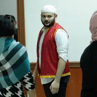 Sidang dimulai pukul 16.00 WIB. Ridho tampak tenang di depan majelis hakim yang memimpin jalannya persidangan. Ridho juga mengaku deg-degan jelang sidang dimulai. Jaksa Penuntut Umum (JPU) dengan lantang membacakan tuntutannya. (Deki Prayoga/Bintang.com)