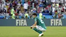 Pemain Jerman, Mario Gomez tertunduk lesu usai timnya gagal melaju ke babak 16 besar Piala Dunia 2018 di Kazan Arena, Kazan, Rusia, (27/6/2018). Jerman kalah 0-2. (AP/Lee Jin-man)