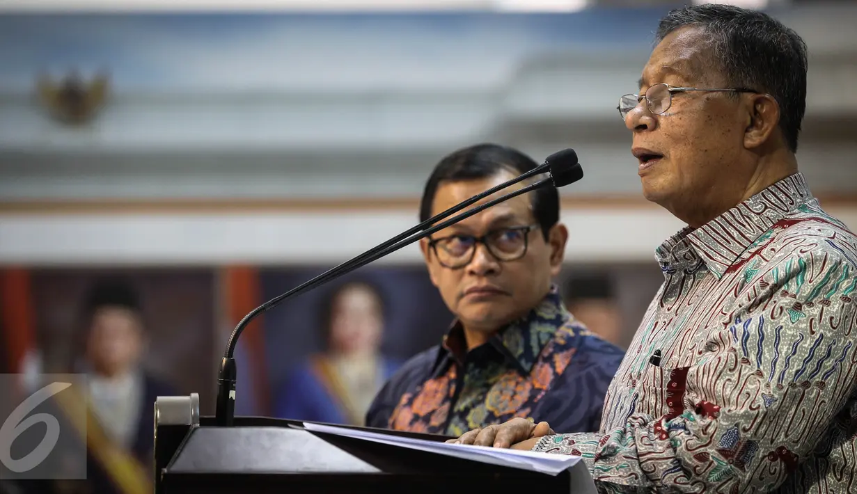 Menko Perekonomian Darmin Nasution  (kanan) mengumumkan paket kebijakan ekonomi jilid XI di Kantor Presiden, Jakarta, Selasa (29/3). Salah satu paket kebijakan ekonomi jilid XI yaitu kredit usaha rakyat berorientasi ekspor. (Liputan6.com/Faizal Fanani)