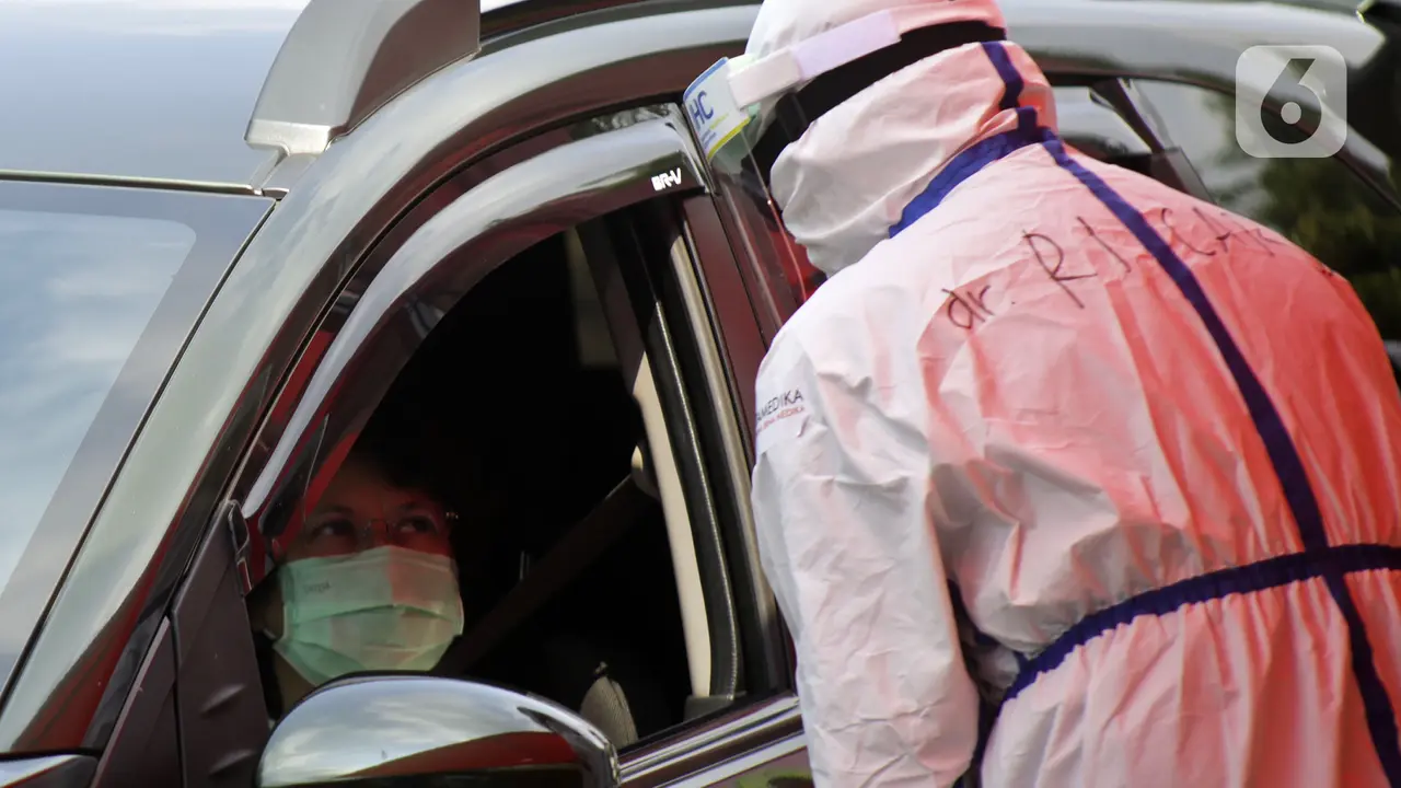FOTO: Layanan Swab Test Drive Thru di Jakarta
