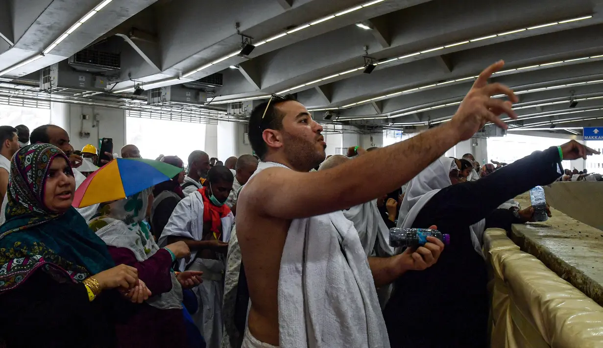 Sejumlah jemaah haji saat melempar batu melaksanakan lempar jumrah di Mina, dekat kota suci Makkah, Arab Saudi (11/8/2019). Umat Muslim dari berbagai negara setiap tahunnya melaksanakan ibadah haji pada tanggal 8-12 Dzulhijjah. (AFP Photo/Fethi Belaid)