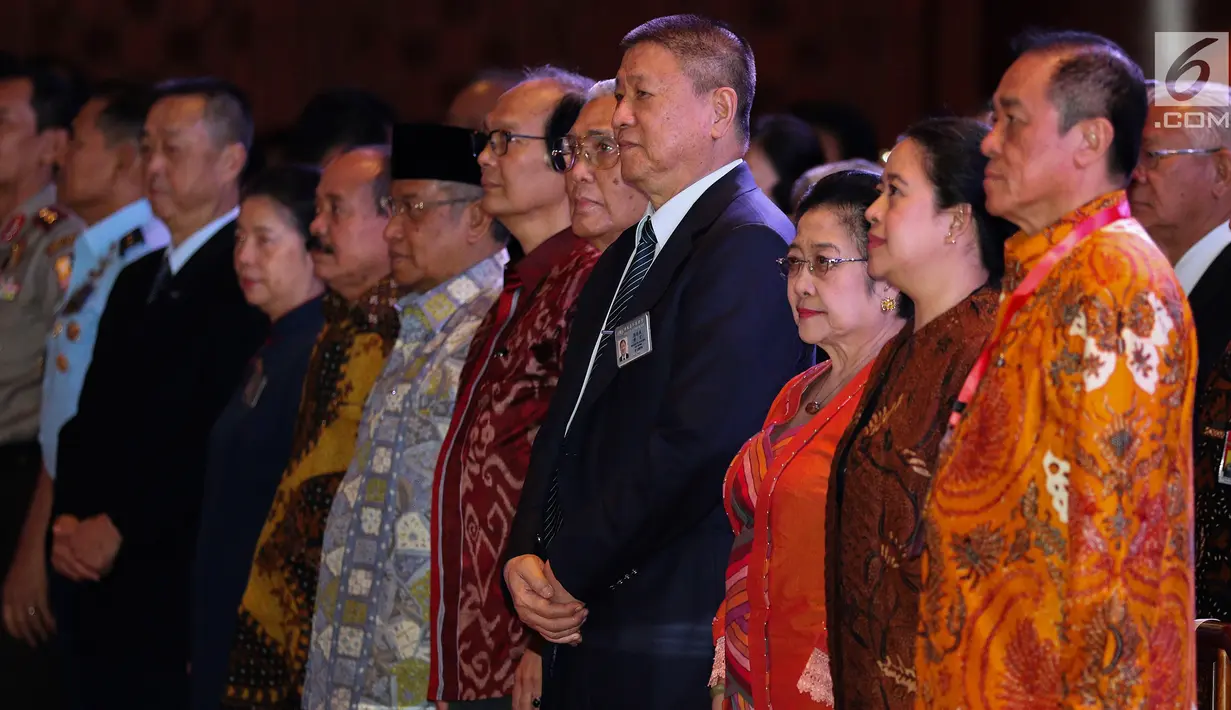 Megawati Soekarnoputri bersama Menko PMK Puan Maharani menghadiri perayaan Dharmasanti Waisak Nasional 2562 BE/2018 di Tzu Chi Center, Jakarta, Senin (4/6). Acara bertema "Bersatu, Berbagi, dengan Cinta Kasih Membangun Bangsa'. (Liputan6.com/JohanTallo)