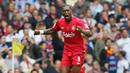 <p>Tertinggal dua gol, skuat asuhan Raphael Benitez tak langsung padam untuk melancarkan serangan. Hasilnya, pada menit ke-32, Djibril Cisse sukses menjebol gawang yang dikawal Shaka Hislop usai memanfaatkan umpan cantik dari Steven Gerrard. (AFP/Paul Ellis)</p>
