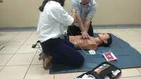Dokter penanganan gawat darurat menunjukkan praktik bantuan dasar hidup (BHD) terhadap pasien, sebelum menggunakan Automated External Defibrillator (AED) di ruang pertemuan Instalasi Gawat Darurat Rumah Sakit Hasan Sadikin (IGD RSHS), Bandung, Kamis, 16 Mei 2019. (Liputan6.com/Arie Nugraha)