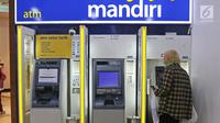 Nasabah bertransaksi di anjungan tunai mandiri (ATM) Bank Mandiri di Mal Pondok indah 2, Jakarta, Sabtu (20/7/2019). Sejumlah nasabah Bank Mandiri mengeluhkan perubahan drastis saldo di rekening yang mengalami pengurangan dan ada juga yang mengalami penambahan. (Liputan6.com/Herman Zakharia)