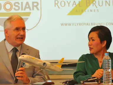 Chairman of Royal Brunei Airlines, Mr. Dermot Mannion (kiri) memberikan keterangan pers terkait kedatangannya ke Indosiar, Jakarta, Senin (16/11/2015). Royal Brunei Airlines akan menjadi sponsor program D'Academy Asia. (Liputan6.com/Faisal R Syam)