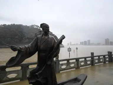 Trotoar terendam banjir di Wilayah Tonglu, Provinsi Zhejiang, China timur (8/7/2020). Sejumlah daerah di Tonglu tergenang banjir sejak Waduk Sungai Xin'an, sebuah proyek pengendalian banjir di hulu Sungai Qiantang, mulai mengalirkan air banjir pada (7/7) akibat hujan lebat. (Xinhua/Huang Zongzhi)