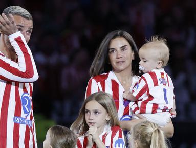 Momen emosional mewarnai perpisahan Antoine Griezmann dengan Atletico Madrid yang berlangsung pada Minggu (17/05/2026) malam waktu setempat. (AFP/Oscar Del Pozo)