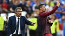 Cristiano Ronaldo bersama pelatih Portugal, Fernando Santos, memberikan instruksi kepada pemain Portugal saat melawan Prancis di laga Final Euro 2016 di Stade de France pada 10 Juli 2016. Portugal menang 1-0 atas Prancis. (AFP/Franck Fife)