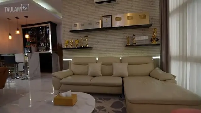 10 Potret Rumah Denny Sumargo, Berkonsep Minimalis Nan Elegan