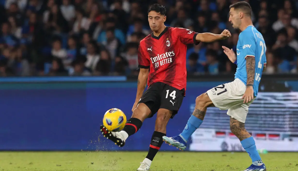 Namun, Napoli memperkecil ketinggalan lewat Matteo Politano dan menyamakan skor berkat tendangan bebas Giacomo Raspadori. (Carlo Hermann / AFP)