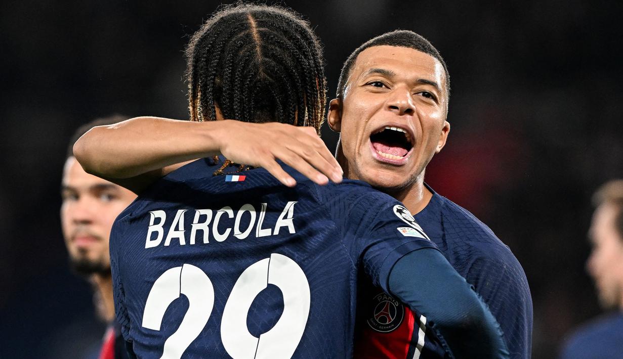 Pemain PSG, Kylian Mbappe (kanan) melakukan selebrasi bersama rekannya, Bradley Barcola setelah mencetak gol ke gawang Real Sociedad pada laga leg pertama 16 besar Liga Champions 2023/2024 di Parc des Princes, Paris, Prancis, Kamis (15/02/2024) WIB. (AFP/Miguel Medina)