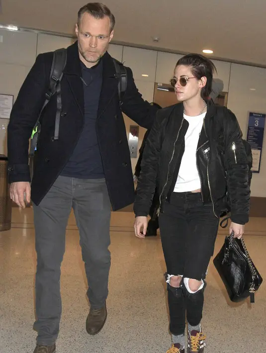 Bergaya feminim kabarnya hanya usaha dirinya untuk mendapatkan citra baik. Di balik itu semua, ternyata Stewart juga punya sisi kelam tersendiri. Terbukti saat dirinya tertangkap kamera di kawasan L.A. (doc.dailymail.com)