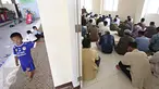 Warga melaksanakan Salat Jumat di ruang kelas PAUD Rusun Muara Baru, Jakarta Utara, Jumat (6/11/2015). Tidak tersedianya fasilitas tempat ibadah, menyebabkan warga terpaksa melaksanakan Salat Jumat di ruang kelas. (Liputan6.com/Immanuel Antonius)
