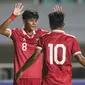Selebrasi pemain Timnas Indonesia U-17,&nbsp;Arkhan Kaka Putra (kiri)&nbsp;usai menjebol gawang Timnas Guam U-17 dalam pertandingan Grup B Kualifikasi Piala Asia U-17 2023 yang berlangsung di Stadion Pakansari, Bogor, Senin (3/10/2022). (Bola.com/Bagaskara Lazuardi)