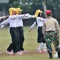 Calon Paskibraka Nasional 2017 mengikuti latihan baris barbaris jelang upacara HUT Kemerdekaan RI di Istana di PPPON, Cibubur, Jakarta Timur, Kamis (10/8). (Liputan6.com/Yoppy Renato)