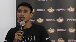 Mantan Pemain Timnas Indonesia, Maman Abdurahman, memberikan keterangan saat jumpa pers di Jakarta, kamis (20/12). Para pemain tersebut membantah terlibat pengaturan skor di Piala AFF 2010. (Bola.com/M Iqbal Ichsan)