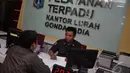 Petugas Kelurahan Gondangdia saat sedang menjelaskan pada warganya mengenai sistem Pelayanan Terpadu Satu Pintu (PTSP) di kantor lurah gondangdia, Jakarta, Senin (12/1/2015). (Liputan6.com/JohanTallo)