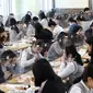 Siswa senior makan siang di meja yang dilengkapi dengan pembatas plastik untuk mencegah penyebaran virus corona baru di kafetaria di Jeonmin High School di Daejeon, Korea Selatan, Rabu, (20/5/2020). (Kim Jun-beom/Yonhap via AP)