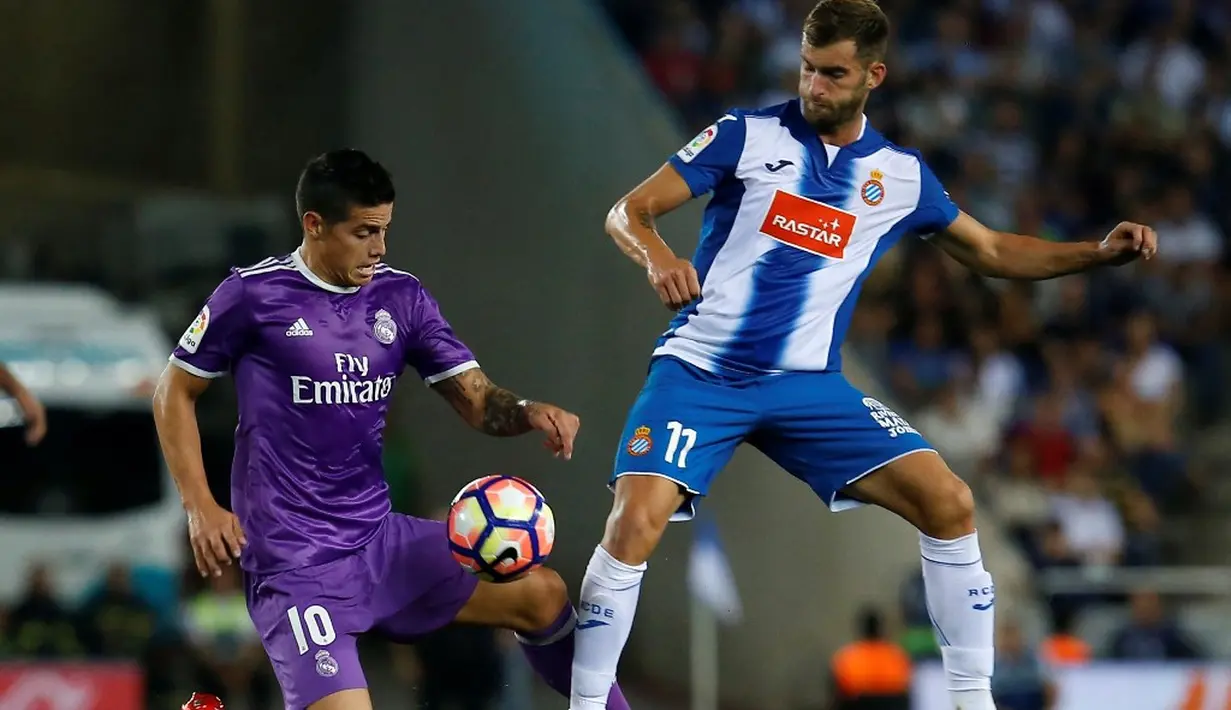 Pemain Real Madrid, James Rodriguez (kiri), berebut bola dengan pemain Espanyol, Leo Baptistao, pada laga La Liga 2016-2017 di Estadio Cornella-El Prat, Senin (19/9/2016) dini hari WIB. (AFP/Pau Barrena)
