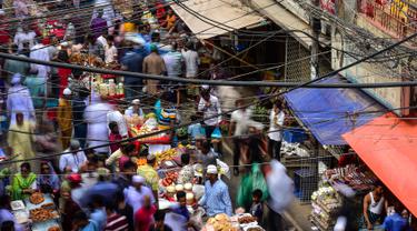 Pedagang kaki lima Bangladesh menyiapkan dagangan makanan untuk berbuka puasa di pasar tradisional di Dhaka pada 10 Mei 2019. Seperti jutaan muslim di seluruh dunia, muslim Bangladesh berpuasa setiap hari selama bulan Ramadan dengan tidak makan dan minum dari subuh hingga petang (MUNIR UZ ZAMAN/AFP)