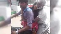 Seorang lelaki miskin terpaksa membawa mayat istrinya dengan motor karena tak mampu bayar ambulan