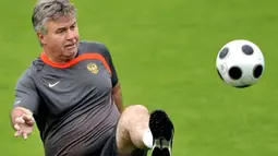 Dutch coach of the Russian national football team Guus Hiddink controls a ball during a training session on June 24, 2008 in Basel, Switzerland. Russia play Spain in their Euro semi-final football match on June 26 in Vienna. AFP PHOTO / FRANCK FIFE