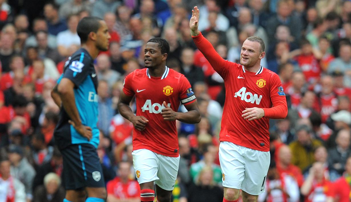 <p>Wayne Rooney. Striker Inggris yang kini berusia 36 tahun dan telah pensiun pada Januari 2021 bersama Derby County ini tercatat pernah melakukan hattrick beruntun di Liga Inggris pada musim 2011/2012. Momen itu terjadi saat ia berseragam Manchester United sebagai klub keduanya di Liga Inggris di pekan ke-3 dan ke-4. Pada pekan ke-3 (28/8/2011) hattricknya membawa Setan Merah menang 8-2 atas Arsenal, sementara di pekan ke-4 (10/9/2011) hattricknya membawa MU mengatasi Bolton 5-0. (AFP/Andrew Yates)</p>