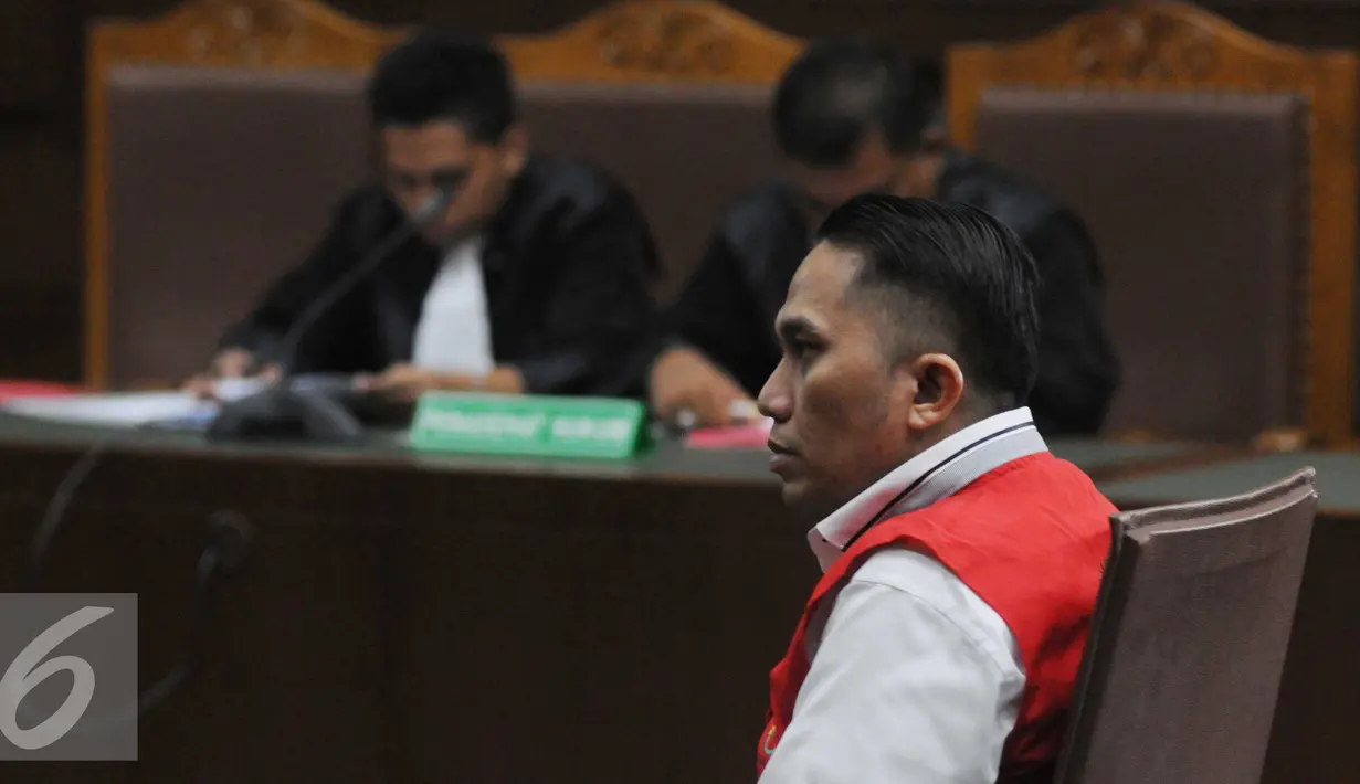 Mantan anggota DPR RI, anak dari Hamzah Haz, Fanny Safriansyah alias Ivan Haz menjalani sidang perdana, Jakarta, Rabu (8/6). Ivan diduga melakukan penganiayaan terhadap pembantunya. (Liputan6.com/Helmi Afandi)