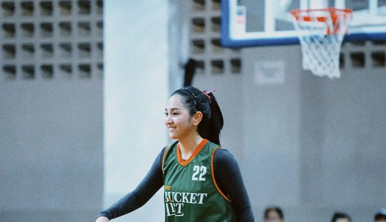 Tetap melempar senyum ketika berada di lapangan, Harini Sondakh pancarkan pesona yang berbeda. Jersey basket yang dikenakannya tentunya mendukung penampilannya jadi makin keren ketika di lapangan. (Liputan6/IG/@harinisondakh)
