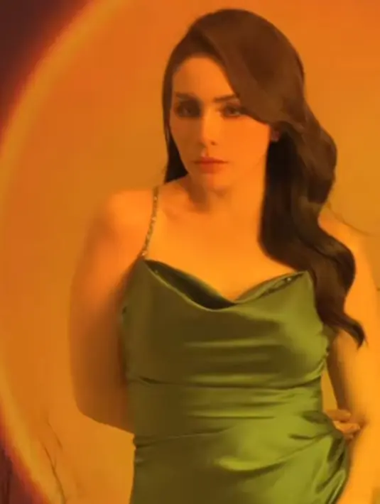 Gaya Momo dengan simpel dress satu ini juga tak lepas dari sorotan. Dirinya tampil begitu memukau dengan makeup minimalis serta tatanan rambut simpel. (Liputan6.com/IG/@therealmomogeisha)