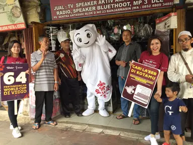 Maskot Piala Dunia 2022, La'eeb berfoto bersama warga saat mengunjungi Pasar Sentra Antasari, Banjarmasin, Kalimantan Selatan, Sabtu (29/10/2022). Kedatangan La'eeb ini menambah kemeriahan jelang bergulirnya Piala Dunia 2022 pada November mendatang. (FOTO: Dok. SCM)