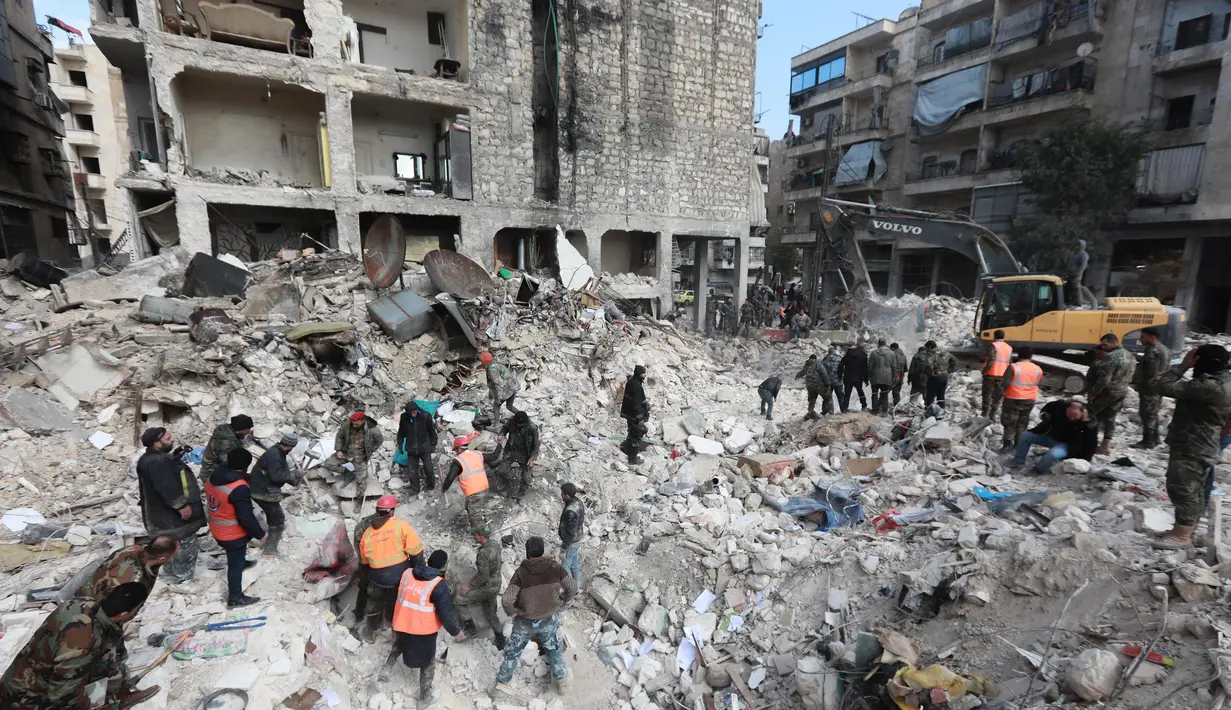 Tim penyelamat Suriah mencari korban dan penyintas yang terjebak di bawah reruntuhan bangunan yang runtuh di Aleppo, Selasa 7 Februari 2023, setelah gempa bumi mematikan yang melanda wilayah tersebut pada hari sebelumnya. Gempa berkekuatan 7,8 SR tersebut terjadi di dekat kota Gaziantep, Turki, menewaskan lebih dari 2.300 orang di Turki dan lebih dari 1.400 orang di negara tetangganya, Suriah. (LOUAI BESHARA/AFP)