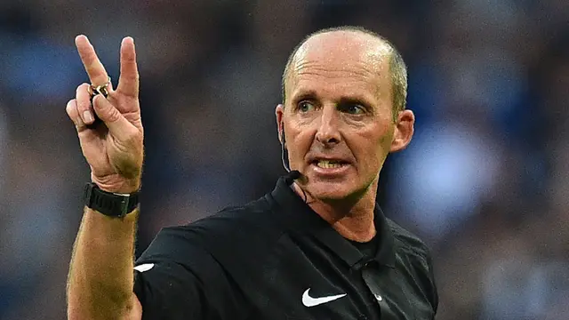 Foto: Anulir Dua Gol MU ke Gawang Burnley, Berikut Blunder yang Pernah Dilakukan Mike Dean saat Menjadi Wasit di Liga Inggris