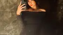 Lewat mirror selfie ini, Fuji terlihat cantik mengenakan off-the-shoulder dress yang simple berwarna hitam, lengan panjang. [Foto: Instagram/fuji_an]