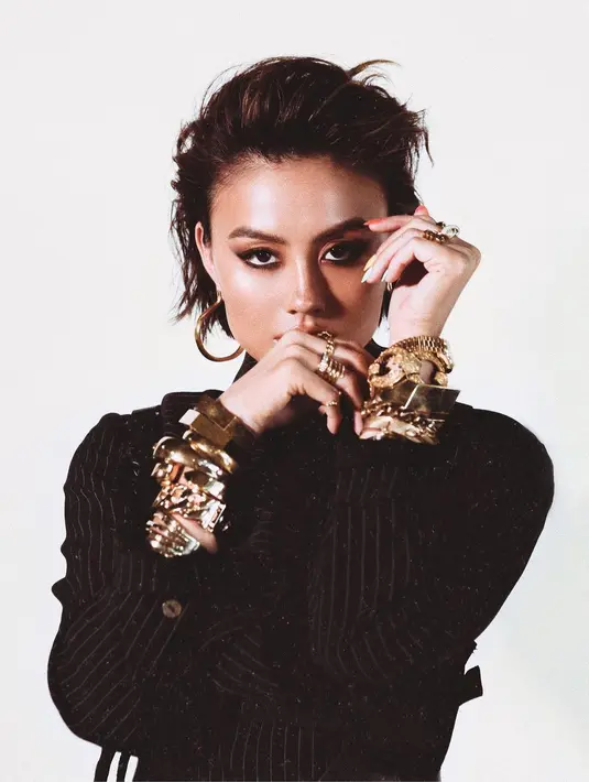 Untuk momentum spesial, Agnez Mo juga memilih gaya rambut sederhana dengan kesan modern. (Foto: Agnez Mo)