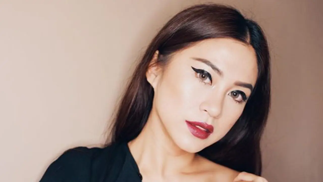 Selfie dengan Bella Hadid, Cantiknya Tyna Kanna Mirdad dengan Makeup Flawless