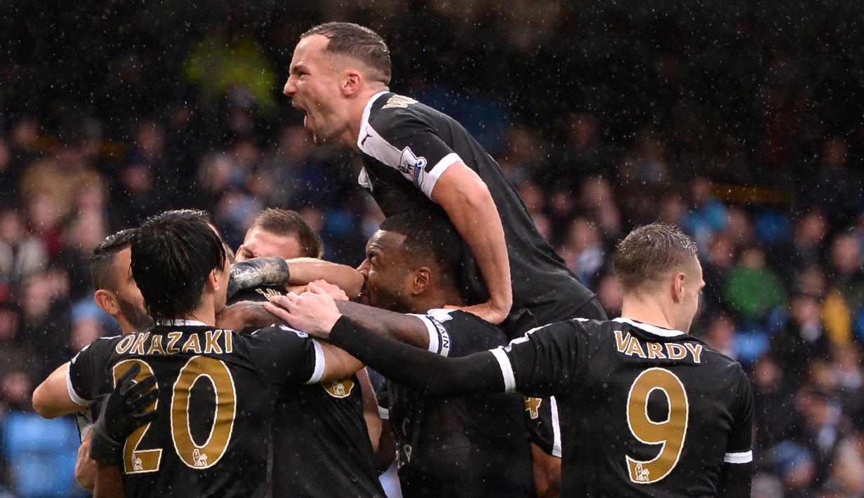 Pemain Leicester City merayakan gol yang dicetak Robert Huth ke gawang Manchester City dalam lanjutan Liga Inggris di Stadion Etihad, Manchester, Sabtu (6/2/2016) malam WIB. (AFP/Oli Scarff)