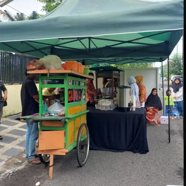 TPS Unik di Surabaya Mirip Tempat Resepsi Pernikahan dan Sajikan Makanan Bagi Pemilih.  foto: Twitter @trizmccartney