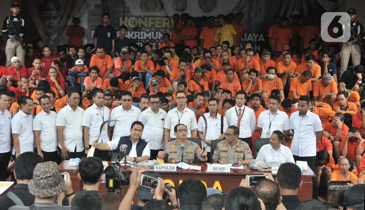 Kapolda Irjen Pol Gatot Eddy Pramono didampingi jajaran petinggi Polres di lingkungan Polda Metro Jaya memberikan keterangan saat rilis hasil Operasi Sikat Jaya 2019, Jakarta, Senin (25/11/2019). Pelaku kejahatan tersebut ditangkap dari berbagai kasus. (merdeka.com/Iqbal Nugroho)