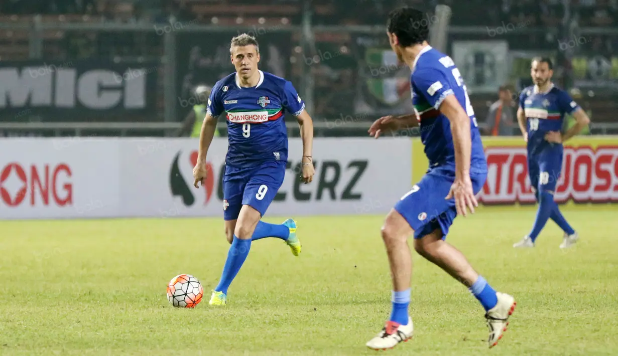 Pemain Calcio Legend, Hernan Crespo, menggiring bola saat melawan Primavera Baretti pada laga persahabatan di SUGBK, Jakarta, Sabtu (21/5/2016). (Bola.com/Nicklas Hanoatubun)