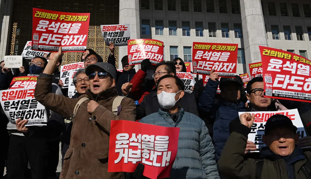 Sebelumnya, Presiden Yoon Suk Yeol pada Selasa (3/12/2024) malam, melakukan upaya untuk memberlakukan undang-undang darurat militer pertama di Korea Selatan dalam lebih dari empat dekade terakhir. (ANTHONY WALLACE/AFP)