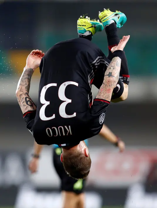 Gelandang Milan, Juraj Kucka salto pada saat merayakan gol nya ke gawang Chievo Verona, Italia (16/10). Tendangan keras dari luar kotak pinalti Juraj menyumbang kemenangan Milan atas tim tuan rumah Chievo Verona. (Reuters/ Alessandro Garofalo)