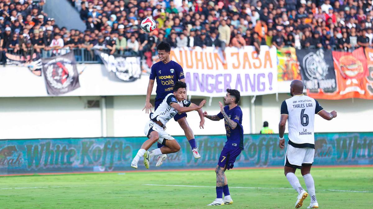 Carlos Pena Ajak Skuad Persita Menatap ke Depan usai Kekalahan dari Persija