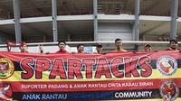 Salah satu kelompok suporter Semen Padang, Spartacks, turut hadir mendukung tim "Kabau Sirah" mengukir sejarah di Stadion Utama Gelora Bung Karno, Jakarta, Minggu (24/1/2016). (Bola.com/Vitalis Yogi Trisna)