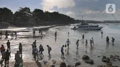 Wisatawan antre naik ke kapal boat menuju kawasan wisata Nusa penida dan Nusa lembongan di Pelabuhan Sanur, Denpasar, Bali, Senin (2/5/20222). Libur panjang lebaran tahun ini berdampak positif kepada jumlah keberangkatan wisatawan menuju Nusa Penida ataupun Nusa Lembongan. (merdeka.com/Arie Basuki)