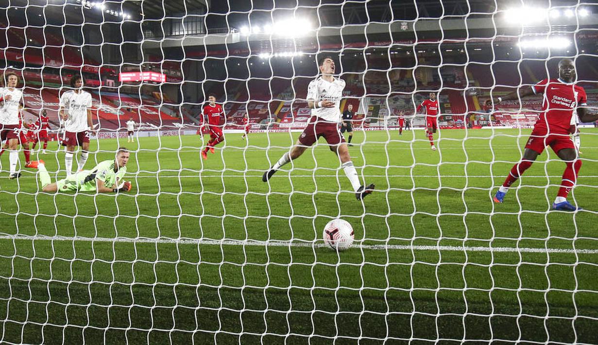 Penyerang Liverpool, Sadio Mane, mencetak gol ke gawang Arsenal pada laga Liga Inggris di Stadion Anfield, Senin (28/9/2020). Liverpool menang dengan skor 3-1. (Jason Cairnduff/Pool via AP)