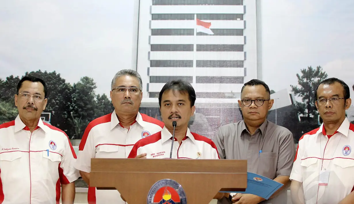Menteri Pemuda dan Olahraga, Roy Suryo mengadakan konferensi pers di Gedung Menpora, Jakarta, Senin (9/6/14). (Liputan6.com/Faizal Fanani)