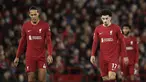 Pemain Liverpool Virgil van Dijk dan Curtis Jones  melihat setelah penyerang Leeds United Crysencio Summerville (tidak terlihat) mencetak gol pada duel pekan ke-14 Premier League 2022/23 di Anfield, Minggu (30/10/2022) dini hari WIB. Liverpool kalah dramatis di kandang sendiri dari Leeds United. (Photo by Oli SCARFF / AFP)